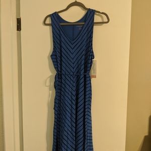 Maternity dress with tie belt